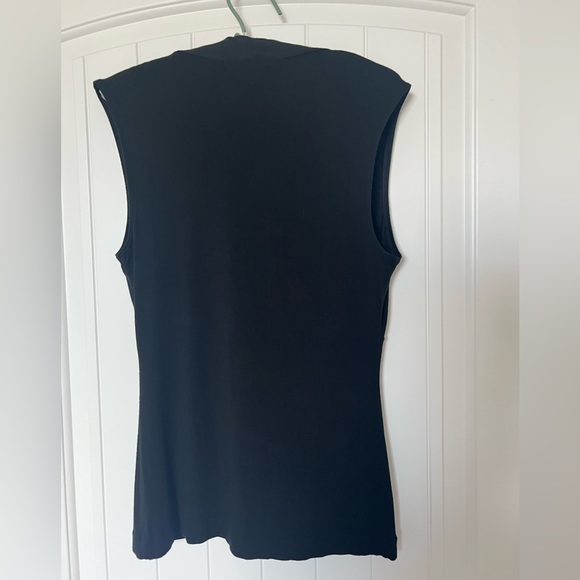 Black Deep V-neck Sleeveless Top from Banana Republic - Picture 3 of 3
